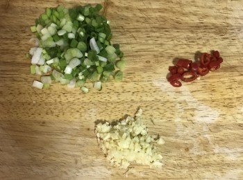 step2: 蔥切花，蒜切末，辣椒去籽切成圈狀；