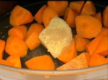 step6:  B. <span class="group_3">材料(配菜)</span> ︰
甘筍 2條
茄子 1條

<span class="group_2">調味料</span>:
水 3/4杯
黃糖 1湯匙
無鹽牛油 適量
海鹽 少許