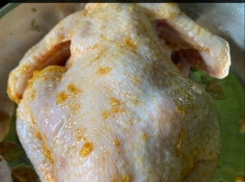 step3: 2. 將糯米飯釀入春雞內，用牙籤將口封好，用煮食綿繩將春雞紮好。