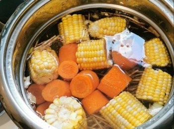 step4: 然後放入已煲中滾後煲1小時