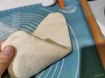 step1: 先將暖水加鹽攪勻，再加入150ml水。然後將水逐漸分次加入300克粉中攪勻。搓成糰後放入保鮮袋內放置2小時，再取出。