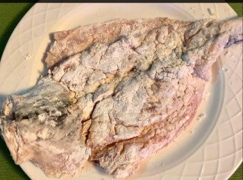 step2: 用廚房紙巾擦乾魚身和魚頭，並於魚的兩面及魚頭，沾滿生粉備用