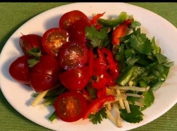 step4: 另起鍋加點油略炒紅椒、乾蒜頭、薑、車厘茄子、蔥花。