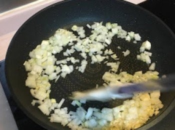 step5: 燒熱鑊, 煮溶牛油後落蒜蓉及洋蔥碎, 炒至半熟, 預熱焗爈220度