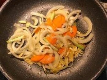 step7: 再下洋蔥和紅蘿蔔片炒香；