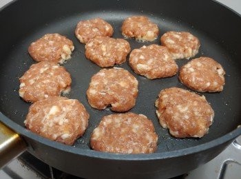 step10: 開中火將肉餅煎底面約3分鐘至底面金黃