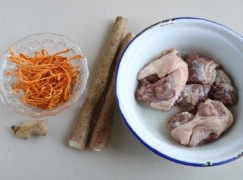 step1: 鴨肉冷水下鍋，煮開焯水，期間撇去浮沫，撈出反復清洗幾遍；