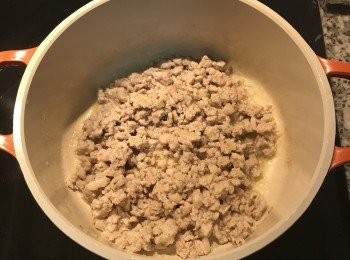 step4: 放入絞肉加少許黑胡椒粉炒到變白色；