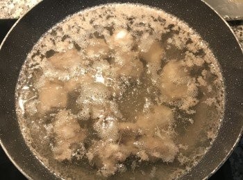 step2: 用冷水小火先將排骨煮一下，煮出雜質，讓排骨湯更清爽；