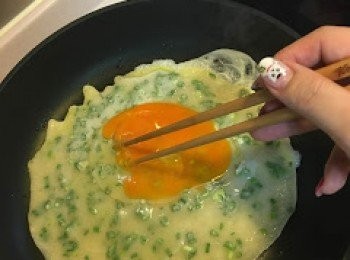 step4: 煎至7成熟後, 落蛋, 原隻打落去, 再用筷子撩散 (小心唔好督穿個餅)