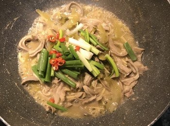 step11: 放入蔥段與辣椒拌勻即可。