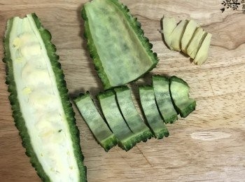 step3: 趁煮排骨時處理翠玉苦瓜，將翠玉苦瓜去頭尾後，對剖開，用湯匙將籽和白膜除去，白膜刮乾淨，可降低苦味，清乾淨後再次沖洗，然後切小塊；薑則切片即可。