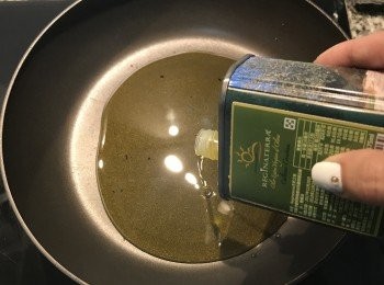 step2: 泰式絞肉煎蛋，需要多用點油，讓蛋白炸的香酥，所以當需要用油的時後，就要選擇優質好油，保證不油膩，而且吃起來還很清爽喔～