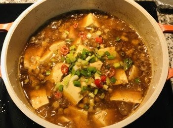 step12: 最後撒上蔥花與辣椒即可。