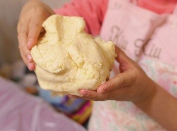 step3: 加雞蛋, 牛奶, 溶化牛油, 然後小心混合成一粉糰
如太黏手可加少許糯米粉, 如太乾則加多一點奶