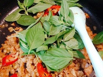 step7: 加入紅尖椒片續炒勻，關火後立即加入金不換快手炒匀便成。