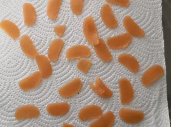 step1: 將乾蝦片隔多些空間平鋪在廚紙上