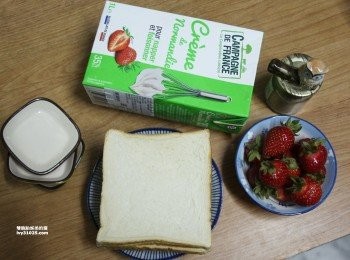 step1: 法國綠色山丘動物性鮮奶油是要做現在很夯的鮮奶油三明治搭配草莓[盛產時期]。