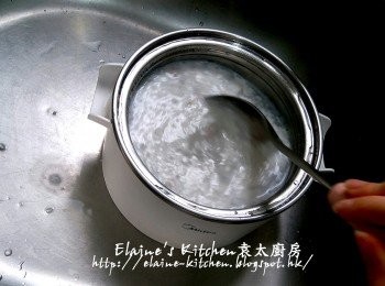 step11: 加入椰漿及芋頭蓉拌勻 , 用慢火拌勻煮約15分鐘