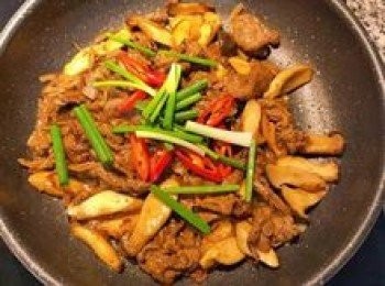 step10: 放入蔥段和辣椒，炒勻即可喔～