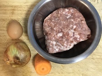 step1: 絞肉比例3肥：7瘦，並請肉攤絞2次；