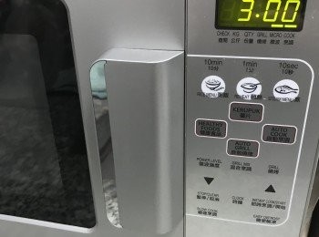 step6: 入微波爐，3分鐘，即可取出加入蔥花，拌勻後試吃調味並微調後，