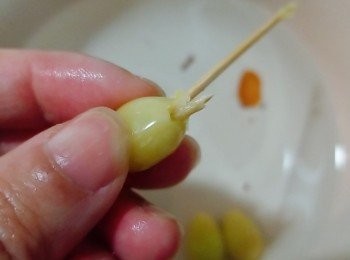 step3: 用牙籤去芯。