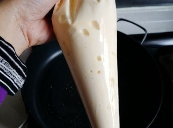 step12: 預熱平底鑊，平均地掃上油，調較至中小火。