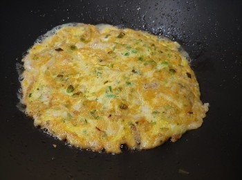 step4: 易潔鑊加油燒熱，下蛋漿煎至兩面金黃便可