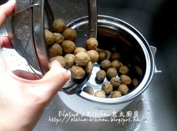 step1: 陳皮魚蛋用水沖洗及瀝乾水份放入煲內 , 加水蓋過魚蛋面