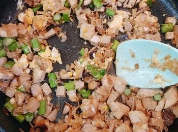 step7: 蛋炒散至較乾身並加入芥蘭頭粒續炒。