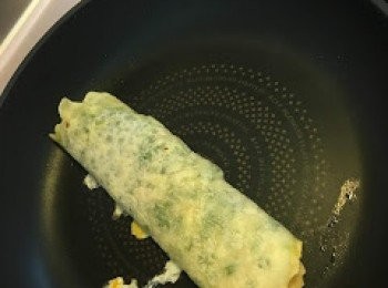 step8: 用鑊鏟將蛋餅慢慢摺起，我呢個摺咗3次~