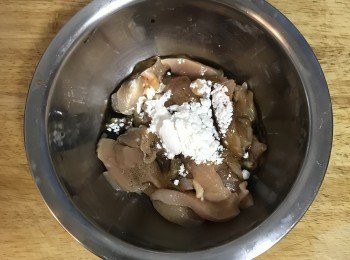 step2: 將醃料放進雞肉的鍋中，拌勻。