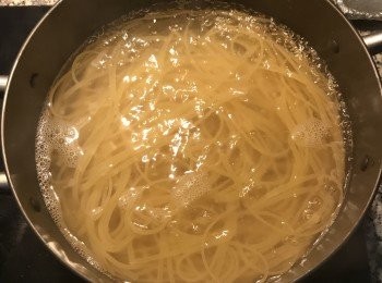 step4: 依包裝袋上的烹煮時間或自己的喜好將意大利麵煮熟；濾除滾水、撈出意大利麵；