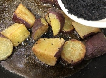 step5: 用原鑊倒入糖、醬油及水用小火煮至糖完全溶解（間中微微攪拌）。

糖漿煮至微稠時，將煎好嘅番薯回鑊，並倒入黑芝麻拌勻，令番薯每一邊都沾滿糖漿。熄火。
（此時糖漿會有點稀，但不用怕，放涼後糖漿會變得濃稠。）