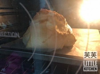 step3: 將打好的蛋白整個刮出，放於烤盤上。