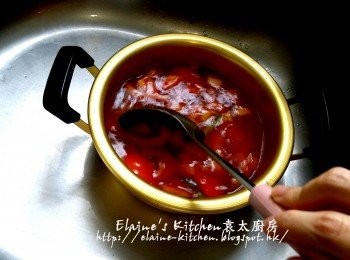 step3: 加入800ml熱水拌勻 , 蓋上蓋用中火煮10分鐘