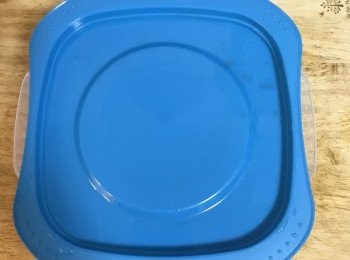 step5: 蓋上蓋子，搖動蒸氣微波盒，讓調味料均勻；