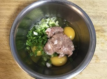 step3: 將蛋、蔥花、絞肉都放在一起；