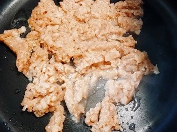 step2: 下油燒熱鑊先將新豬肉炒鬆。