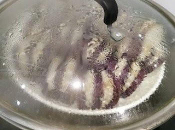 step5: 中火水滾放入茄子蒸12分鐘