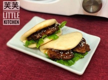 step7: 先把生菜放於刈包中，再放上<a href="https://bit.ly/2ZxapeY" target="_blank" data-keyword="雞扒" class="guide-link"><strong>雞扒</strong></a> <span style="display:inline-block;vertical-align:middle;margin-top:-3px;color:initial;border-radius:3px;padding:2px 3px;font-size:12px;line-height:14px;background:#87d300;color:#fff;">即買</span> ，撤上芝麻即可。