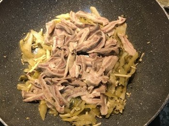 step7: 放入豬肚片拌炒；