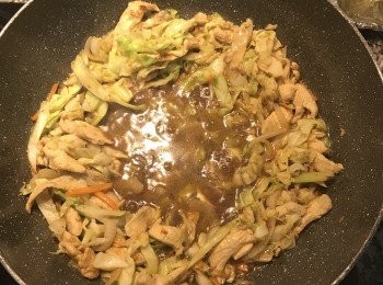 step9: 加入醬油、棕櫚糖調味，煮滾後請試味道並做調整（口味應為略鹹）；將料都撥到旁邊；