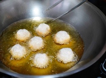 step4: 蝦丸拍上麵包糠，放入油鑊用中火炸熟至金黃色。
📝用木筷子插入油鍋，筷子周圍有大量氣泡，油面出現長長波浪紋，就是5成熱，用來炸蛋白質類或裹粉類的食物都適合。