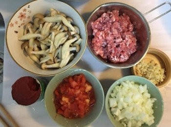 step1: 蒜頭, 洋蔥切碎