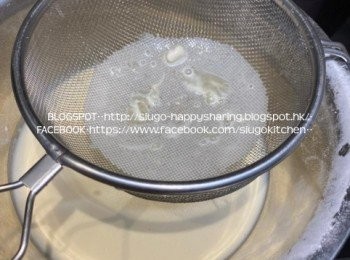 step3: 將粉類過篩置大碗中，逐少加入清水混合(粉漿不要太杰)。