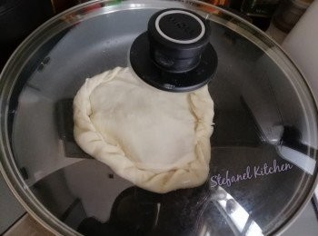 step6: 鑊開中火，放少許油，放入餡餅或pizza