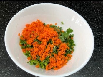 step4: 芫荽蔥紅蘿蔔切碎
