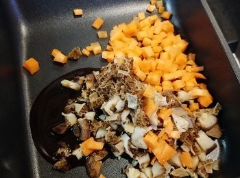 step2: 先將甘筍、冬菇和羊肚菌粒用少許蔭油膏炒。